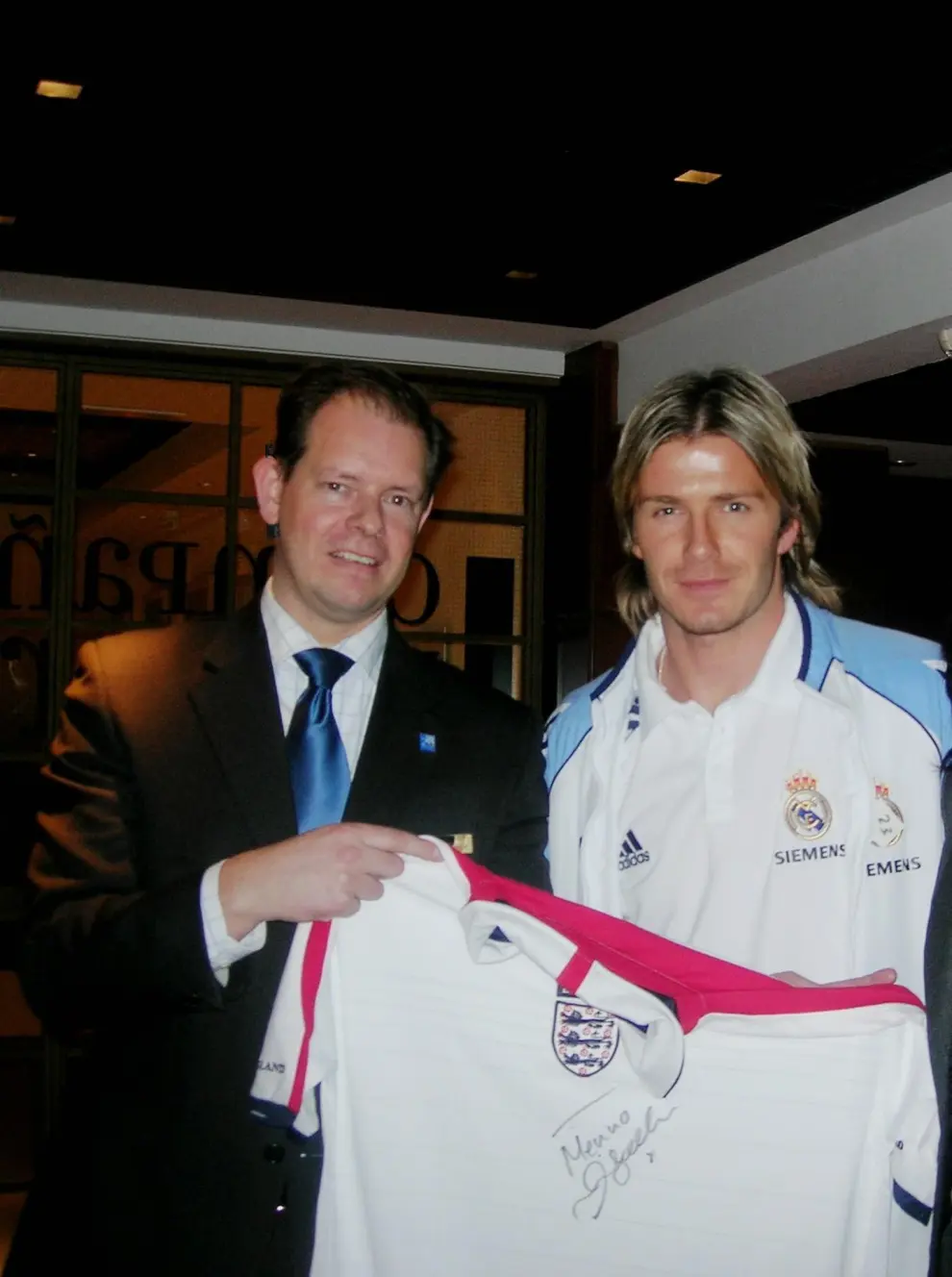 El futbolista Beckham con Menno Overvelde.
