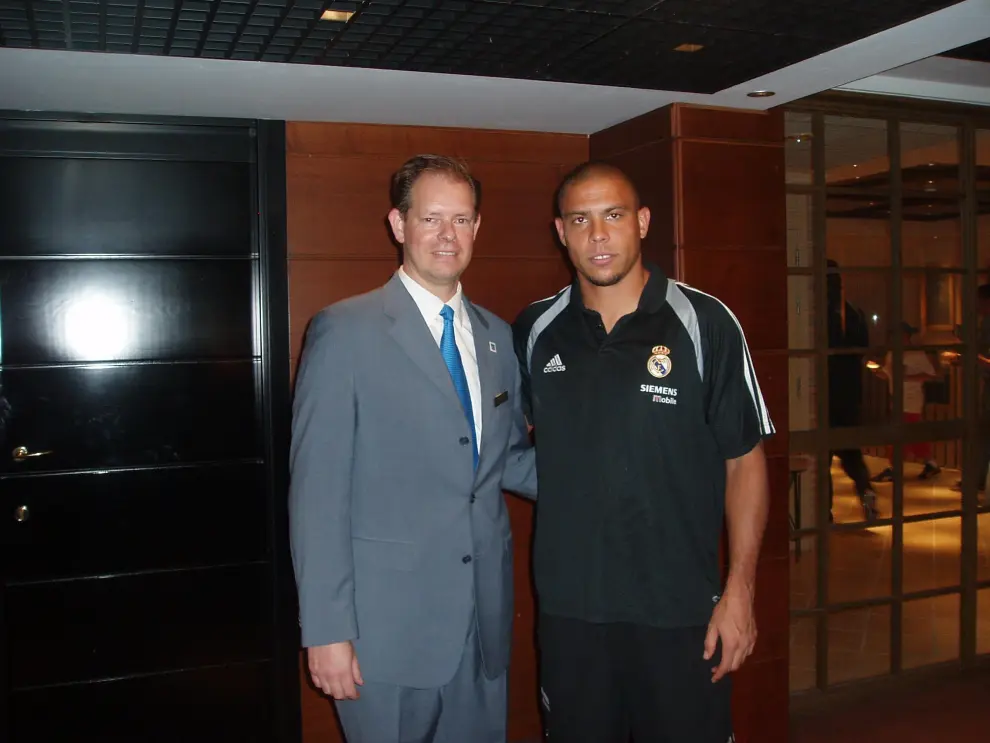 Menno Overvelde con el futbolista Ronaldo Nazario.