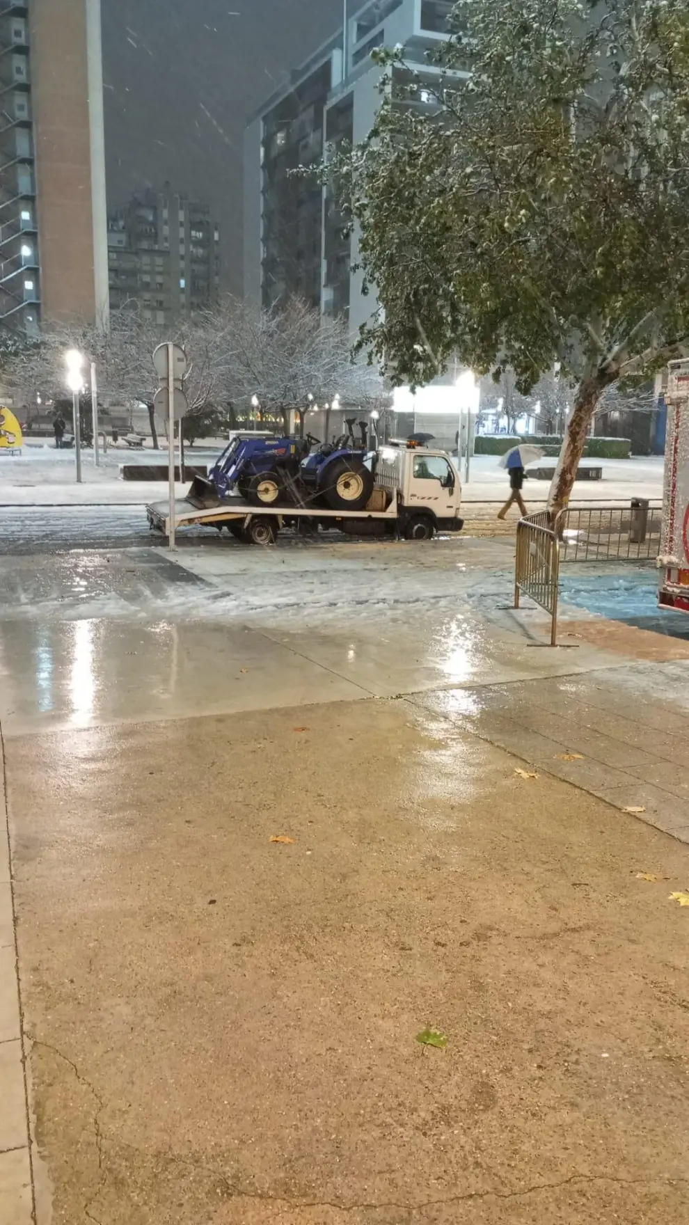 Un tractor llega a La Romareda para quitar la nieve que cubre el campo.