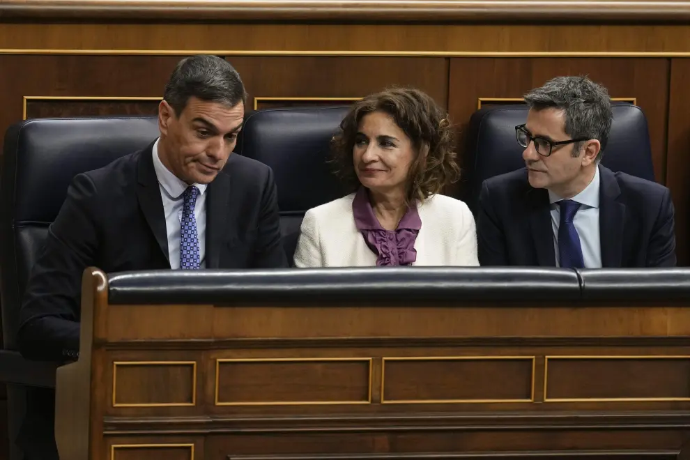 El presidente del gobierno, Pedro Sánchez, y los ministros María Jesús Montero y Félix Bolaños, durante el debate de la ley de amnistía.