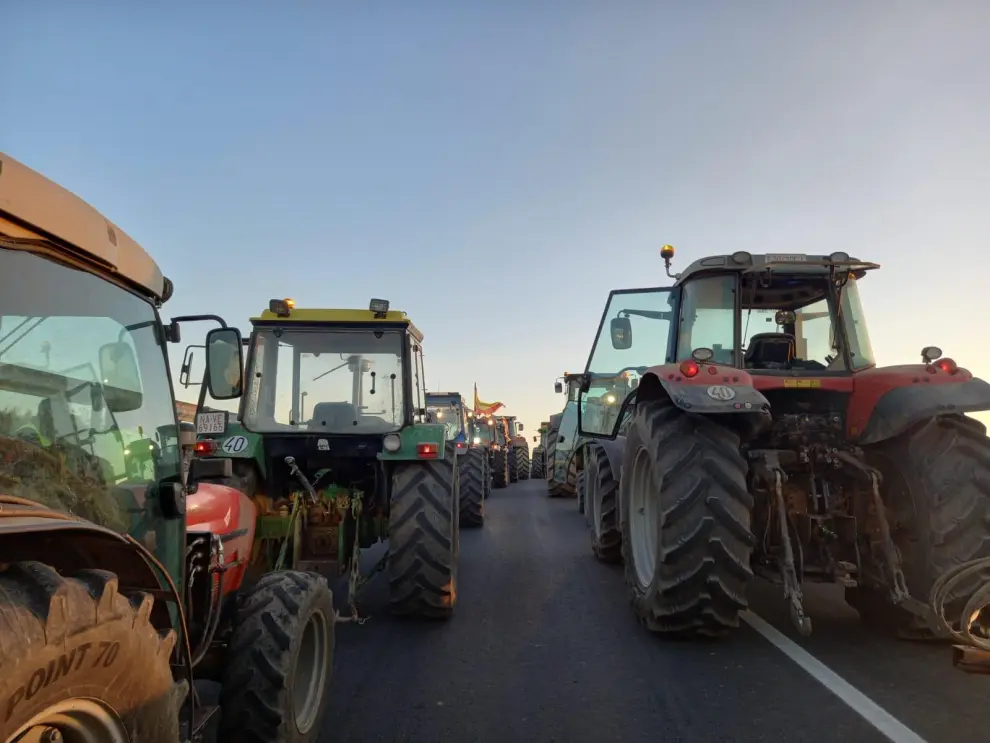 Un centenar de vehículos y decenas de personas enfundada en chalecos participan en la movilización en La Almunia de Doña Godina