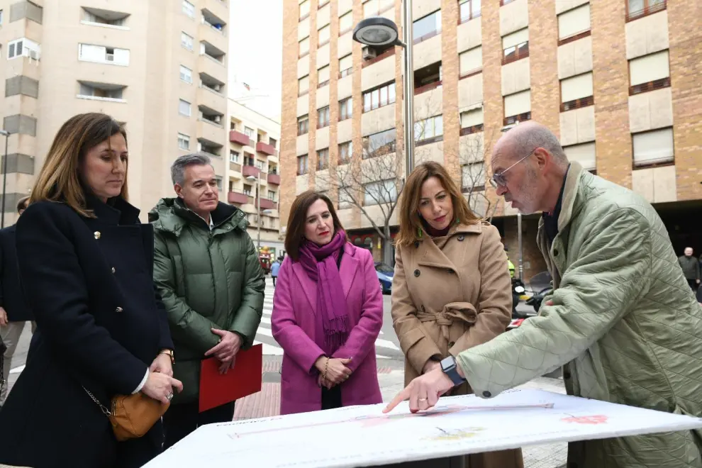 Natalia Chueca visita la calle de Matadero, en el barrio de San José de Zaragoza, que se va a reformar íntegramente