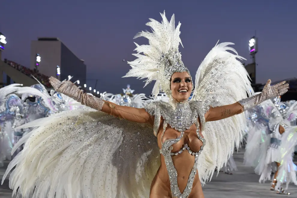 Revellers from Imperatriz Leopoldinense Samba School perform during the night of the Carnival parade at the Sambadrome, in Rio de Janeiro, Brazil February 12, 2024. REUTERS/Tita Barros NO RESALES. NO ARCHIVES [[[REUTERS VOCENTO]]] BRAZIL-CARNIVAL/