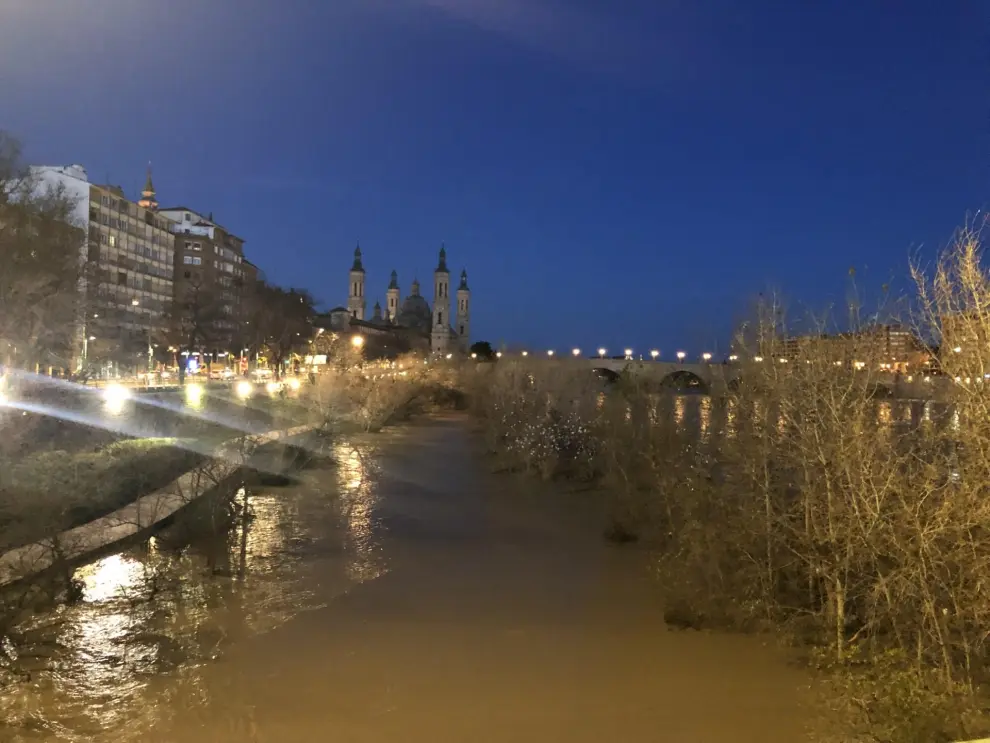 El río Ebro, a su paso por Zaragoza, a las 7.00 de este jueves.