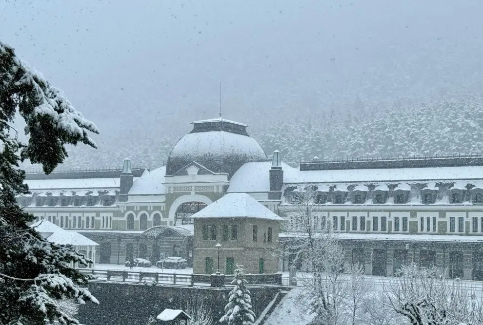 La estación de Canfranc se ha vuelto a cubrir de nieve este martes.