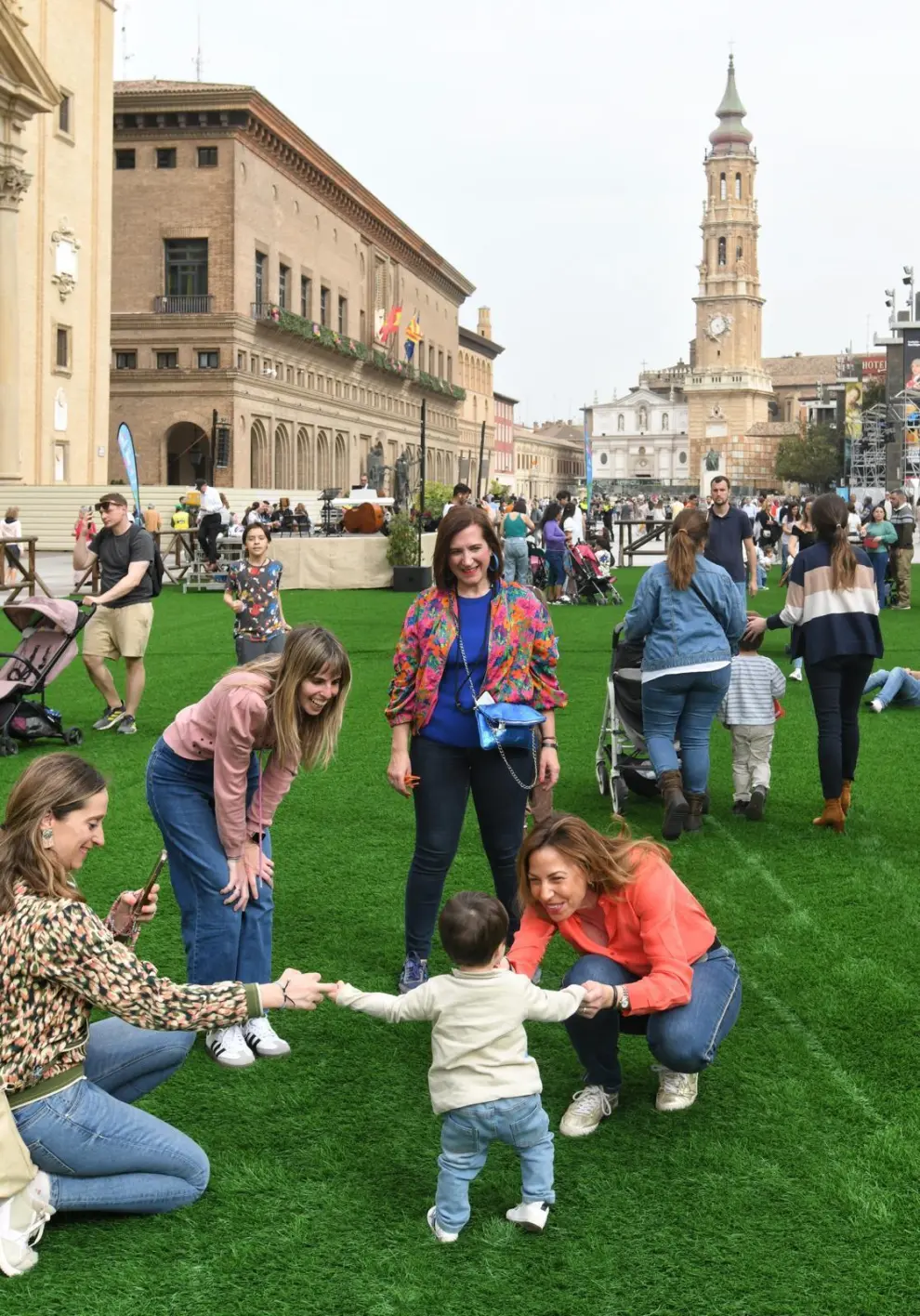 El festival Hola Primavera ha desplegado una alfombra de césped artificial en la plaza del Pilar