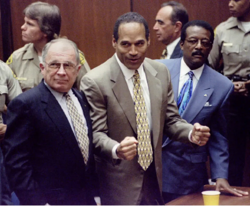 O.J. Simpson, con sus abogados después de anunciarse el veredicto de no culpabilidad en el juicio por asesinato de su mujer
