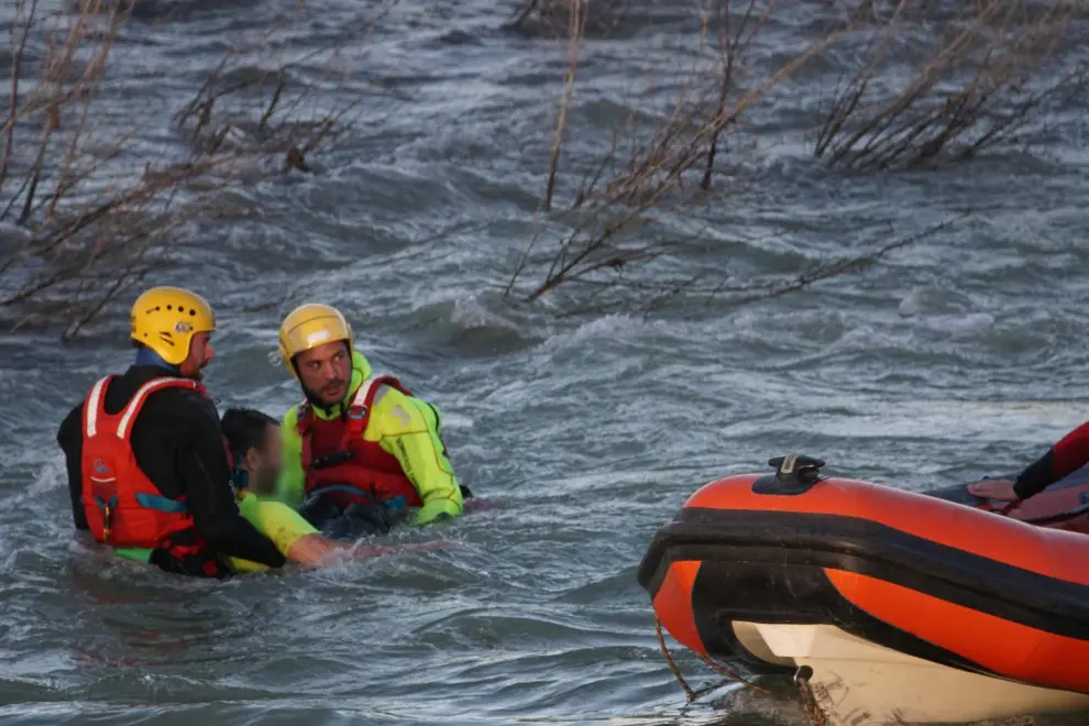 Rescate del piragüista en el Ebro
