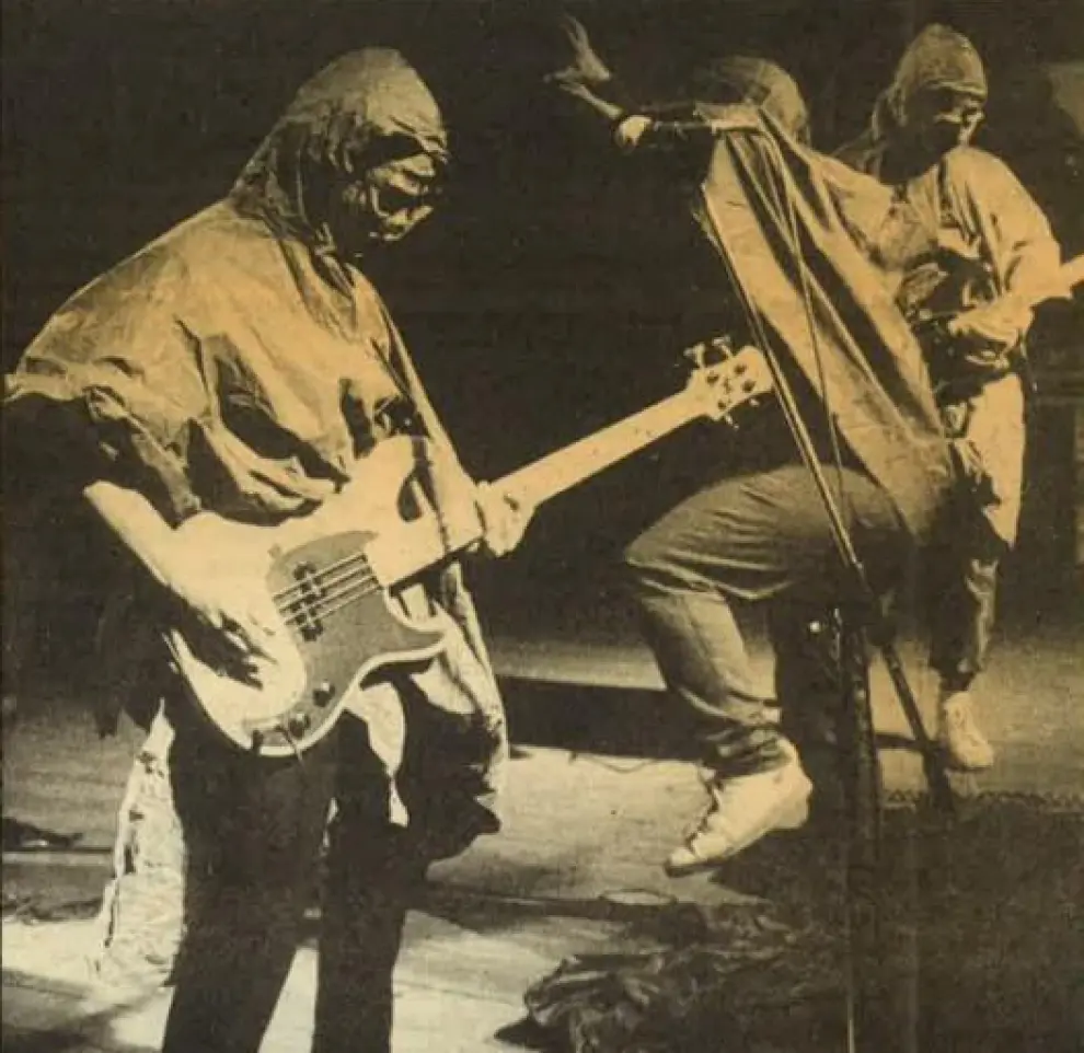 Enrique Bunbury, al bajo, junto a sus compañeros de Proceso Entrópico en la Muestra de Pop-Rock y Otros Rollos celebrada en Zaragoza en 1984