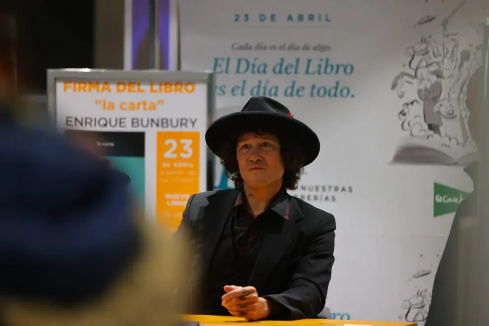 Bunbury desata la locura en la firma de libros en Zaragoza