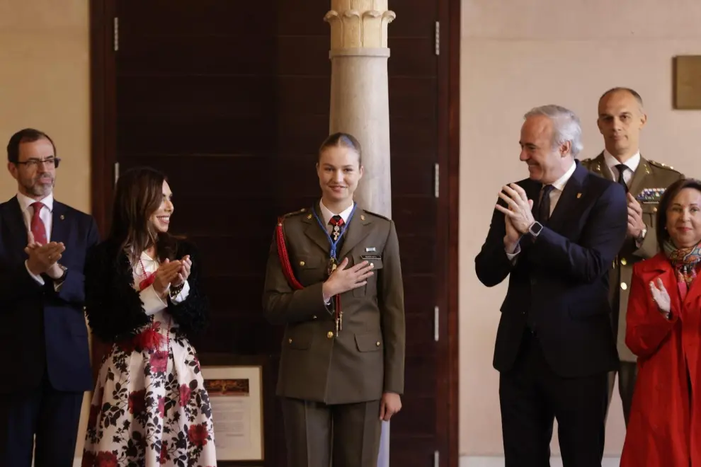 Leonor recoge la medalla de Las Cortes de Aragón.