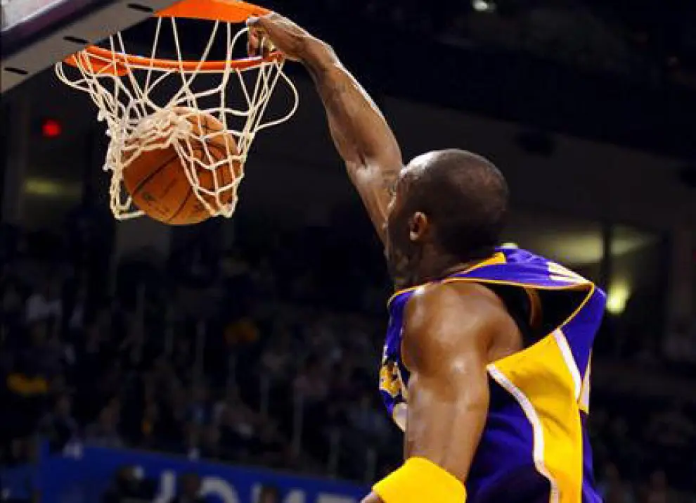 Kobe Bryan encesta para los Lakers.