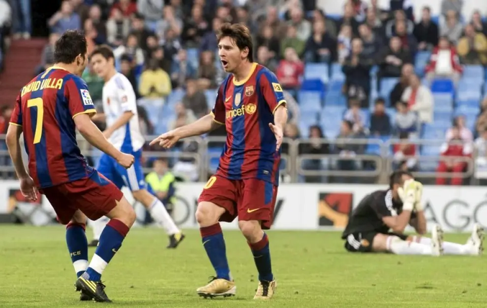 Messi celebra con Villa su segundo gol