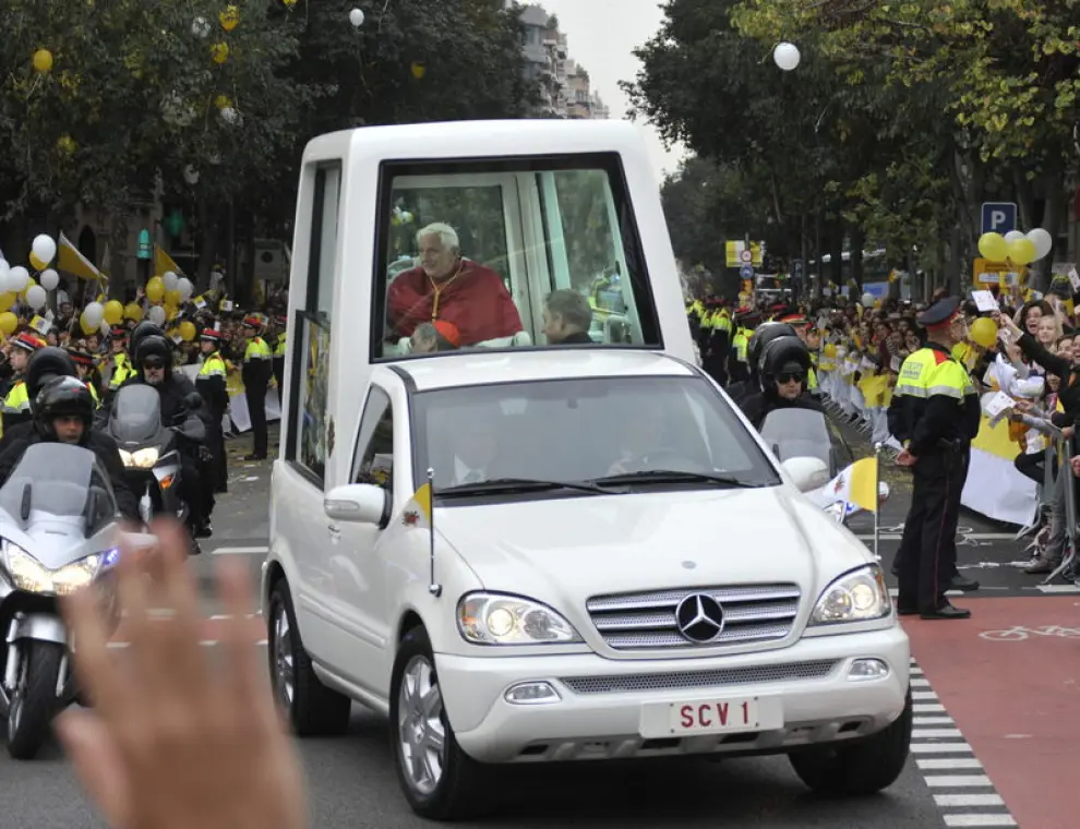 Desfile papal por las calles de Barcelona