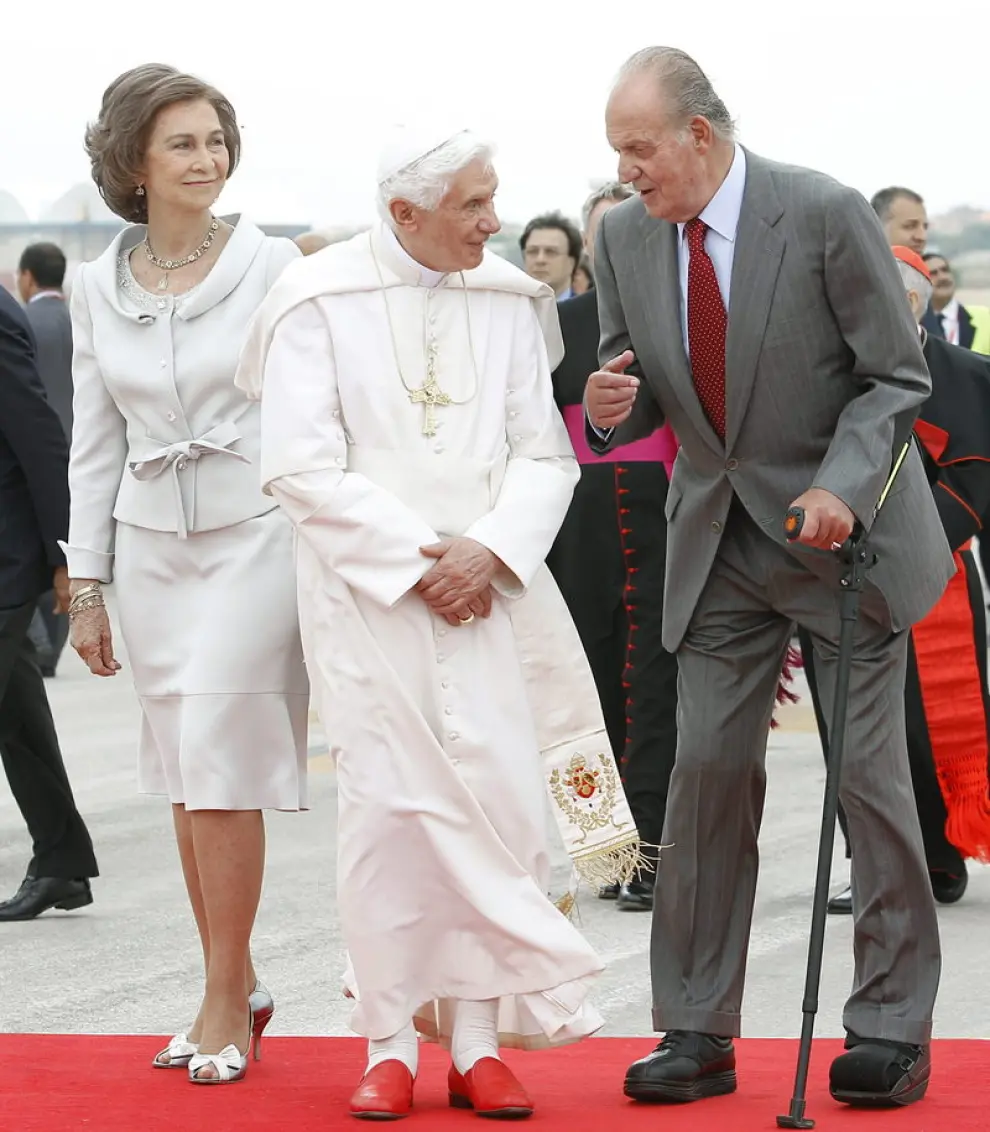El Papa, entre lod Reyes de España, quienes le recibieron en Barajas