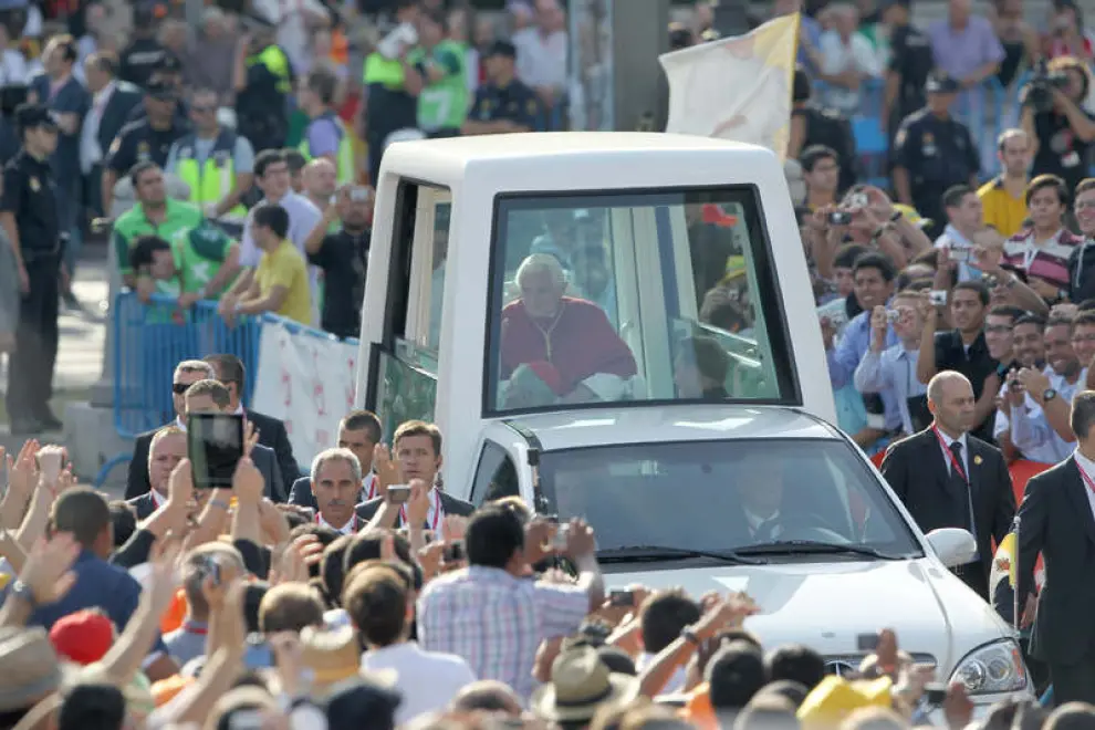Benedicto XVI a su llegada a La Almudena