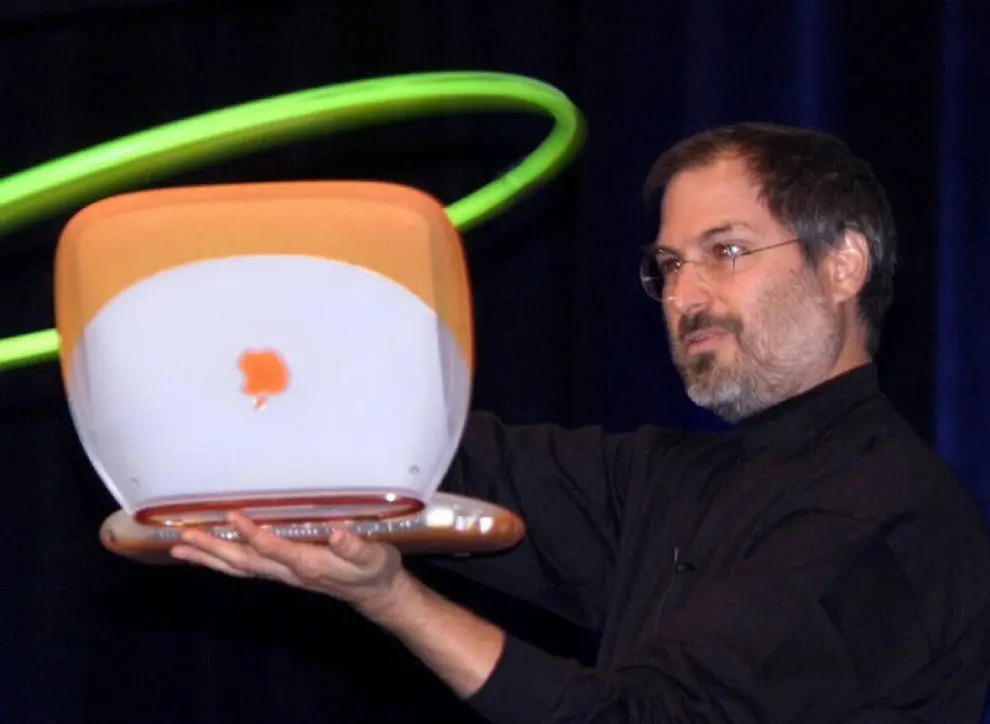 En 1999 Steve Jobs presento el iBook, un colorido portatil con forma de concha