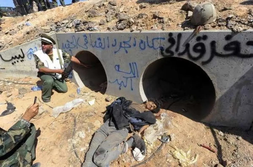 Los rebeldes libios matan a Gadafi