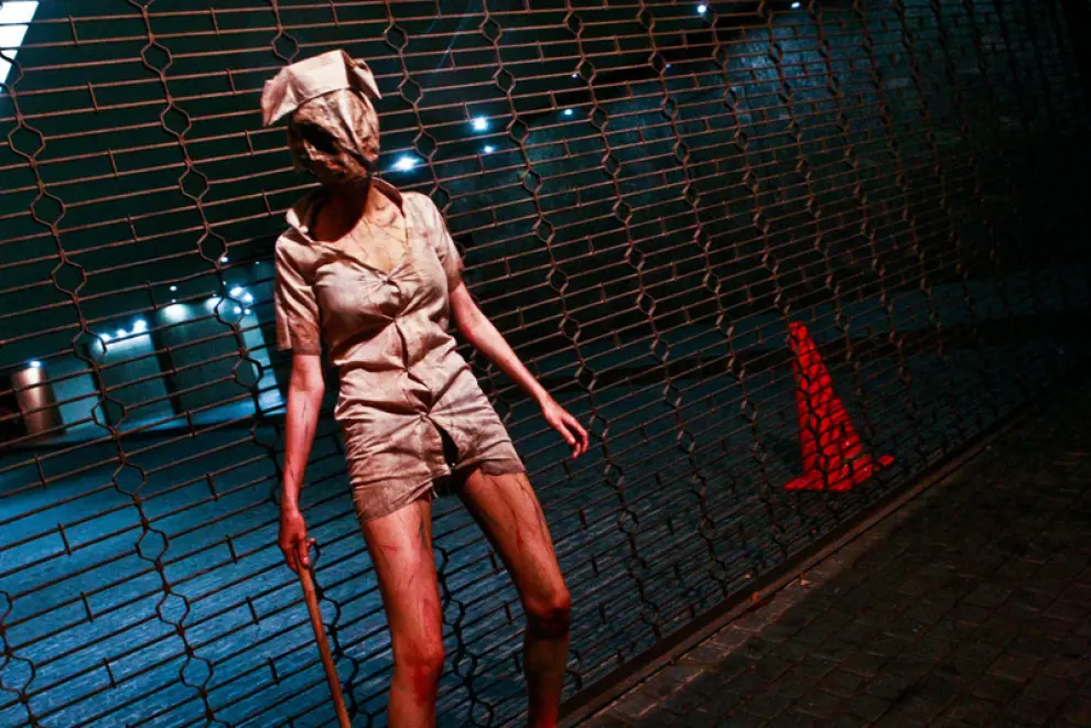 Una mujer disfrazada de zombie recorre hoy, sábado 29 de octubre de 2011, una céntrica plaza de Caracas