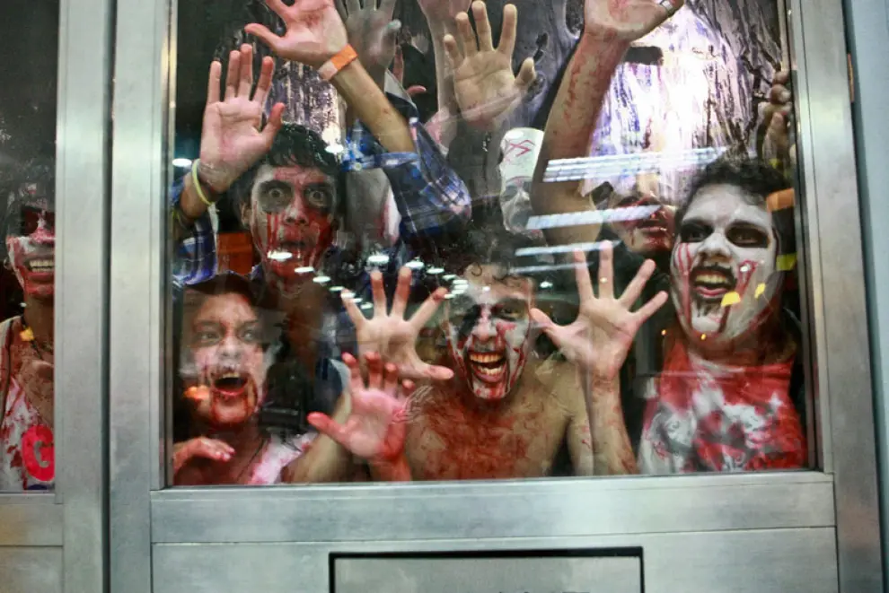 Un grupo de personas disfrazadas de zombies se reúnen hoy, sábado 29 de octubre de 2011, en una céntrica plaza de Caracas