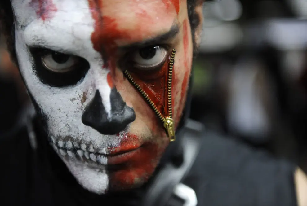 Un joven disfrazado de calavera en Venezuela
