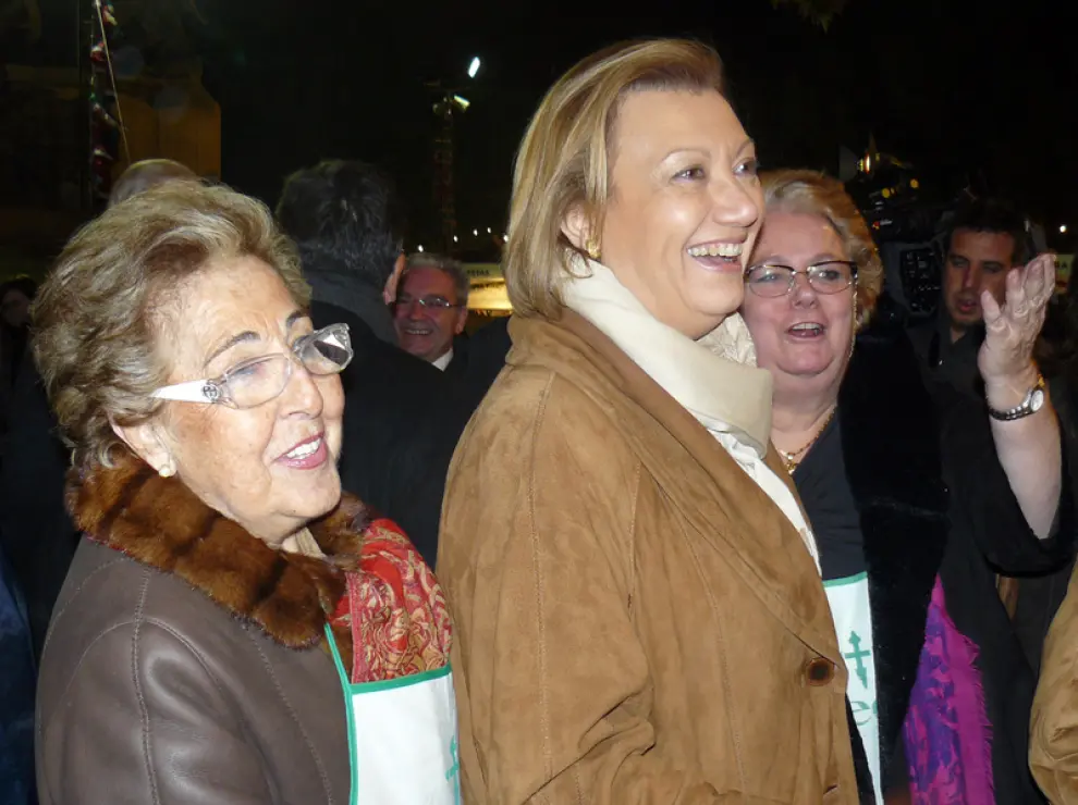 Luisa Fernanda Rudi ha visitado el mercadillo acompañada de la fundadora del mercadillo, Palili Pelayo