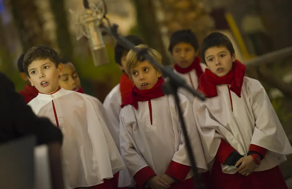 Los infanticos del Pilar han cantado tres villancicos a los pies del Belén