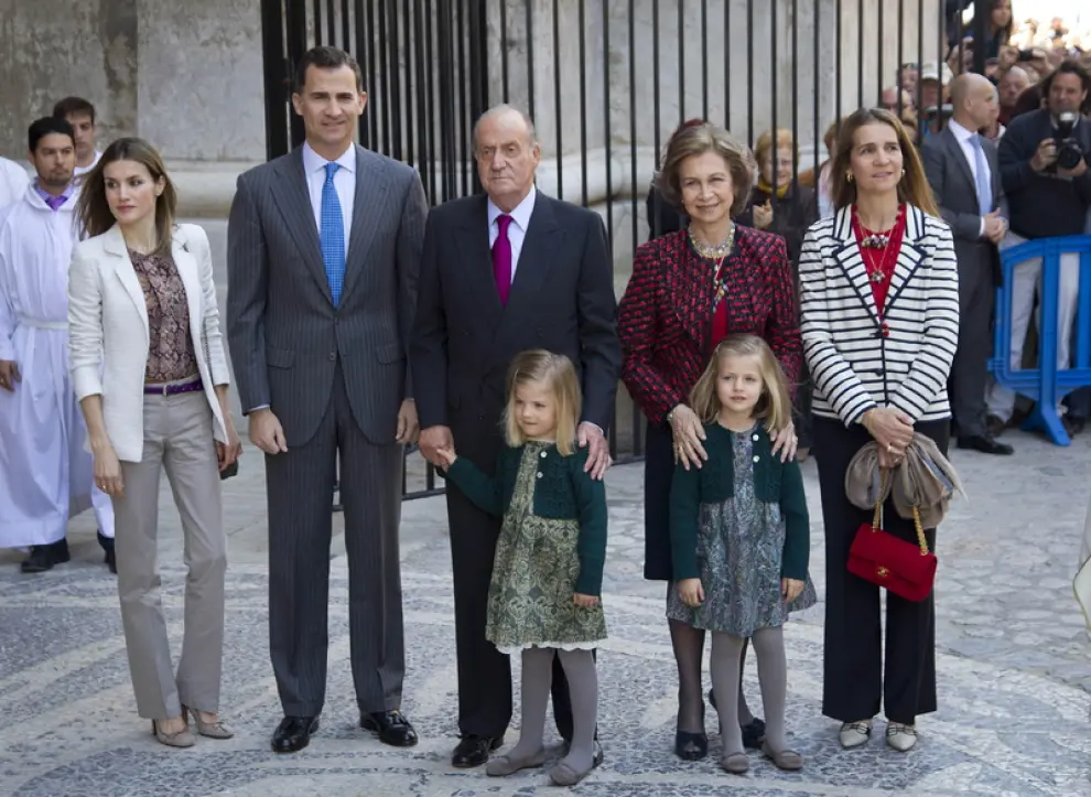 Los Reyes, los Príncipes y sus hijas y la infanta Elena, en la misa de Pascua en Palma