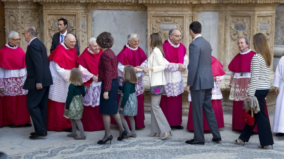 Los Reyes, los Príncipes y sus hijas y la infanta Elena, en la misa de Pascua en Palma