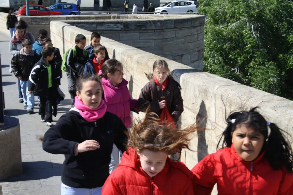Un grupo de escolares cruza el Puente de Piedra