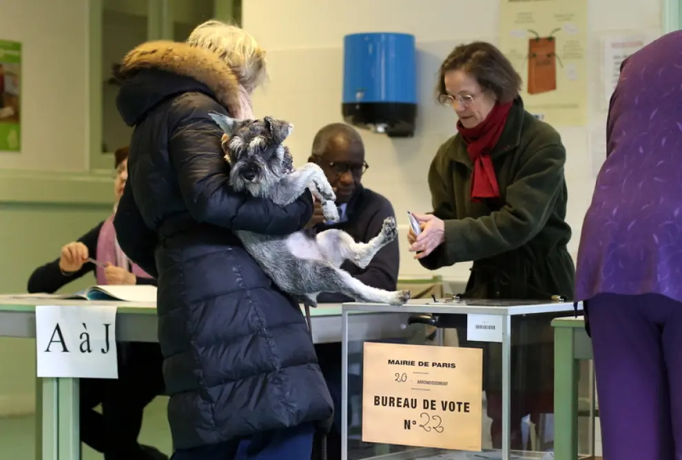 Una mujer vota por la mañana en París