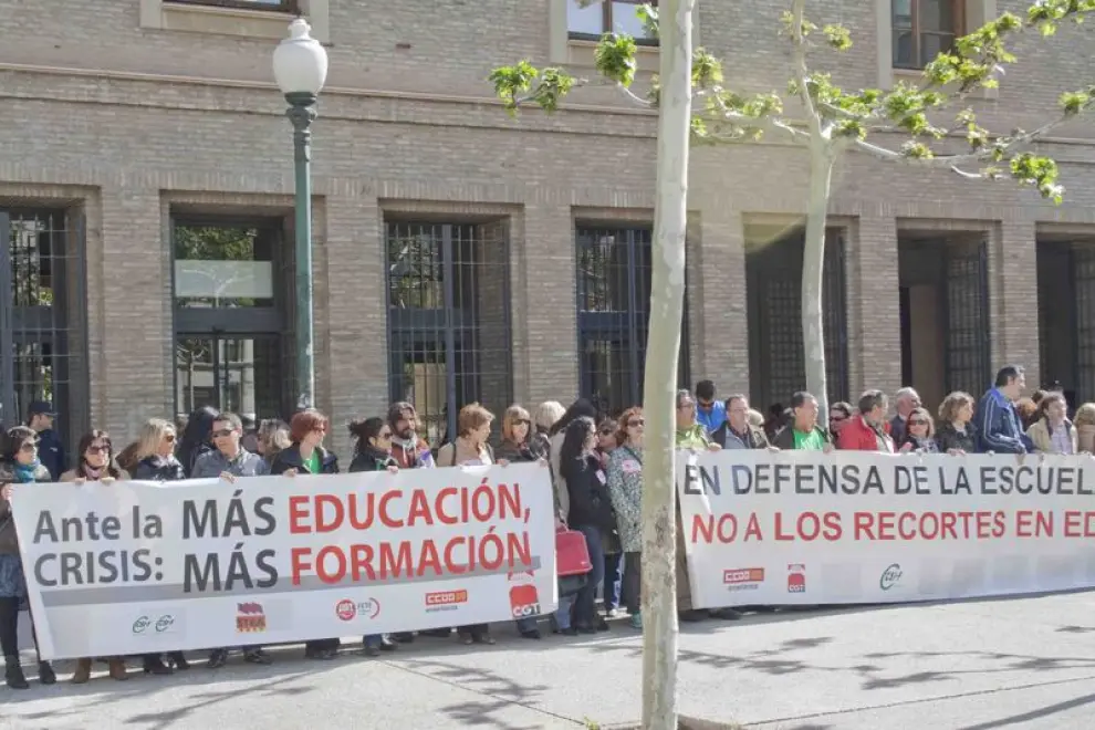 Manifestación a favor de la educación pública frente a la DGA