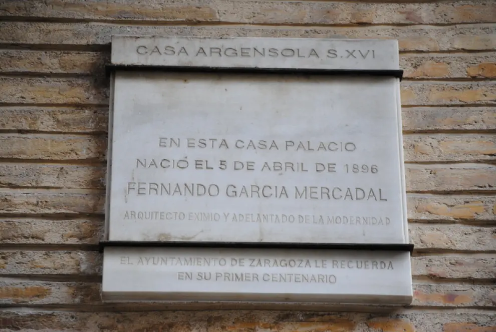 Varios edificios de la capital aragonesa muestran en su fachada el nombre de personajes ilustres que habitaron en ellos.