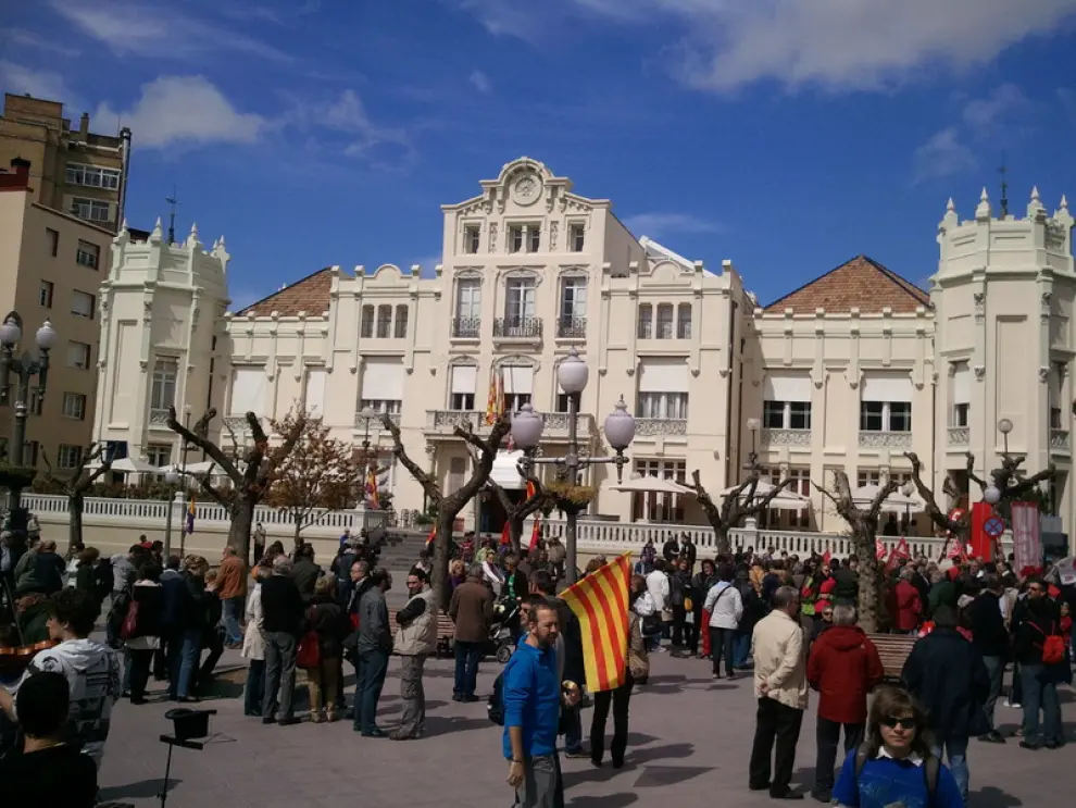 Manifestantes en Huesca, antes de iniciar el recorrido