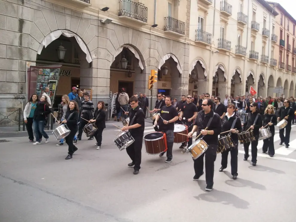 Tambores para animar la manifestación en Huesca