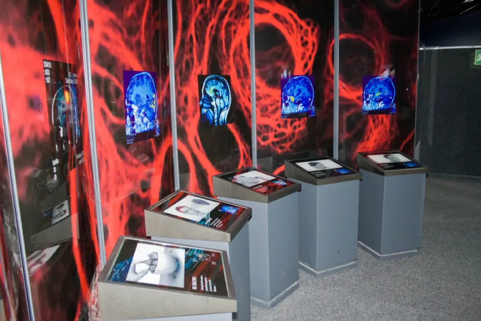 Exposición en carpa CosmoCaixa sobre magia, ilusionismo y ciencia