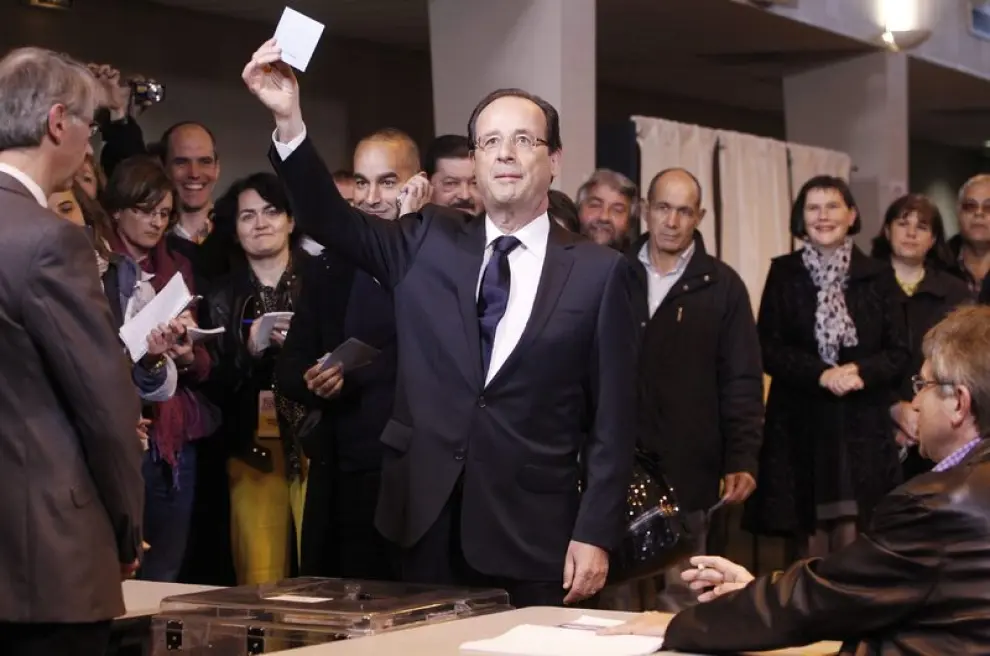 Françoise Hollande, candidato francés depositó su voto