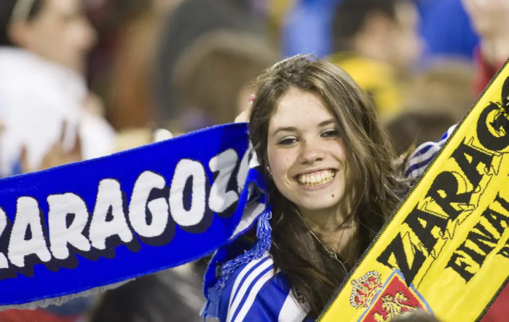 Una aficionada anima al Real Zaragoza