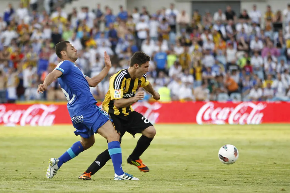 El defensa del Getafe CF Rafa López (d) pugna por el balón con el argentino Franco Zuculini