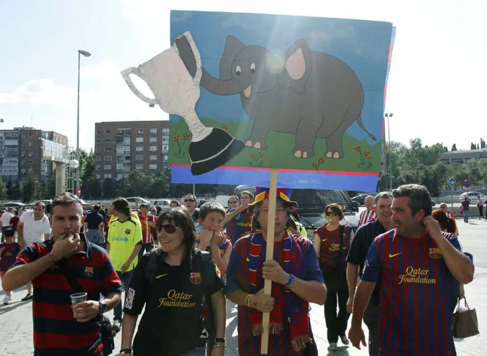 Aficionados del Barça en las inmediaciones del Vicente Calderón