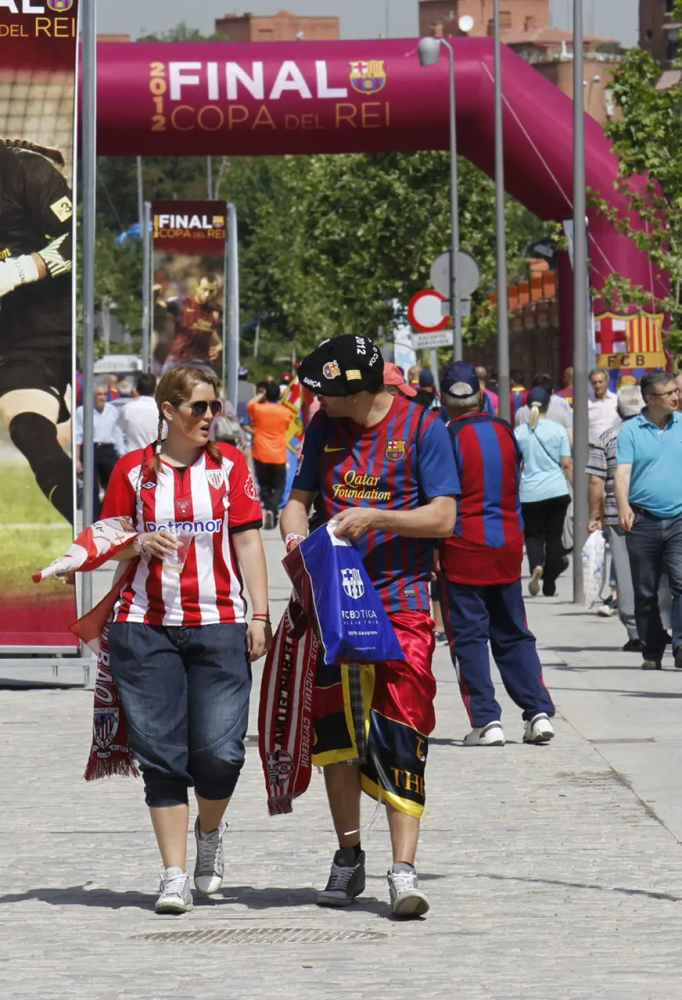 Un aficionado del Barça y una del Athletic pasean por Madrid