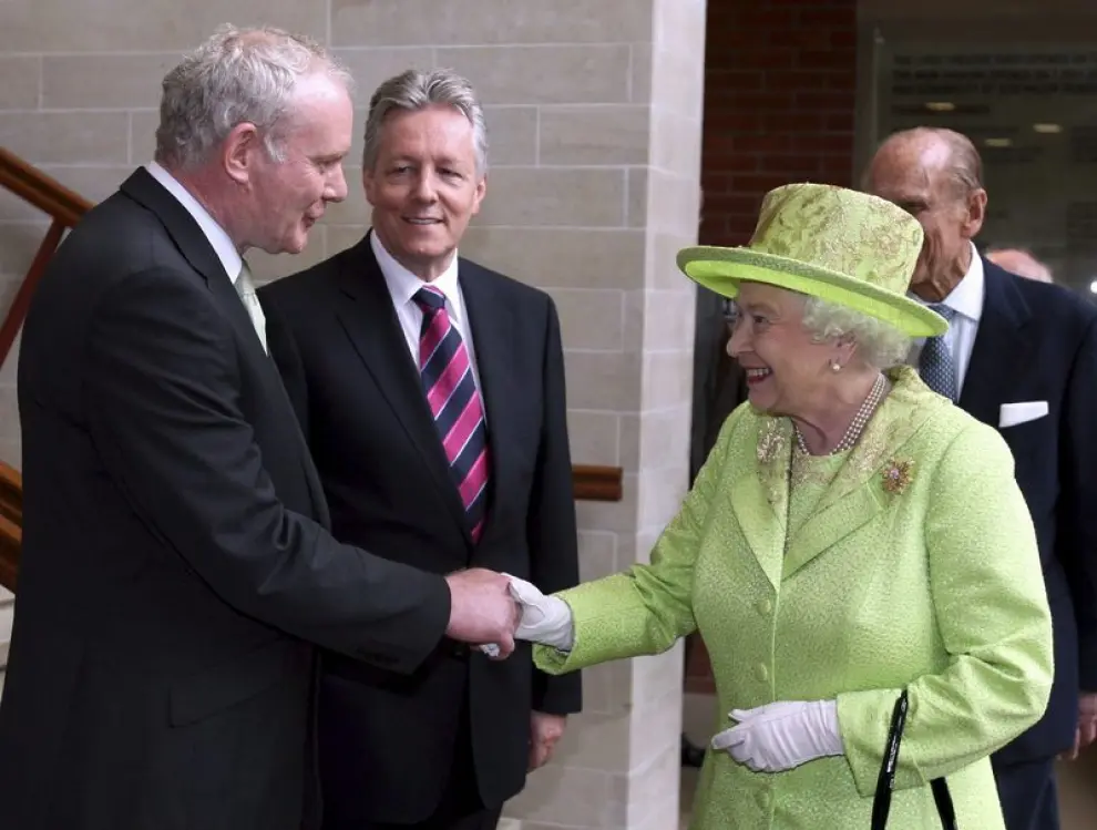 La reina Isabel II saluda al excomandante del IRA y viceministro principal norirlandes, Martin McGuinness, en una foto de archivo.