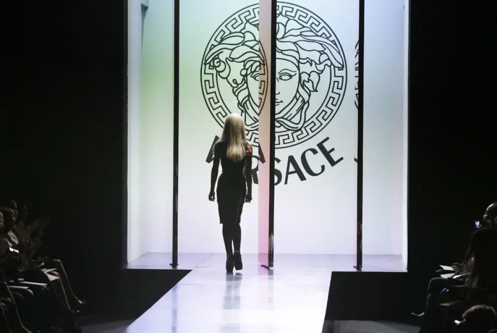 Diseños glamourosos, sexys y para ocasiones  muy especiales: esas fueron las claves de la colección de Donatella  Versace, que en la tarde del domingo inauguró los desfiles de alta  costura de París para la temporada otoño/invierno 2013.