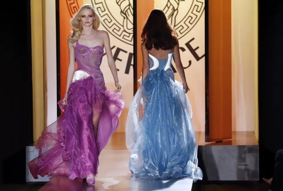 Diseños glamourosos, sexys y para ocasiones  muy especiales: esas fueron las claves de la colección de Donatella  Versace, que en la tarde del domingo inauguró los desfiles de alta  costura de París para la temporada otoño/invierno 2013.