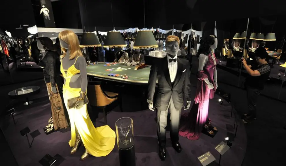 Una exposición recorre los 50 años del famoso espía James Bond