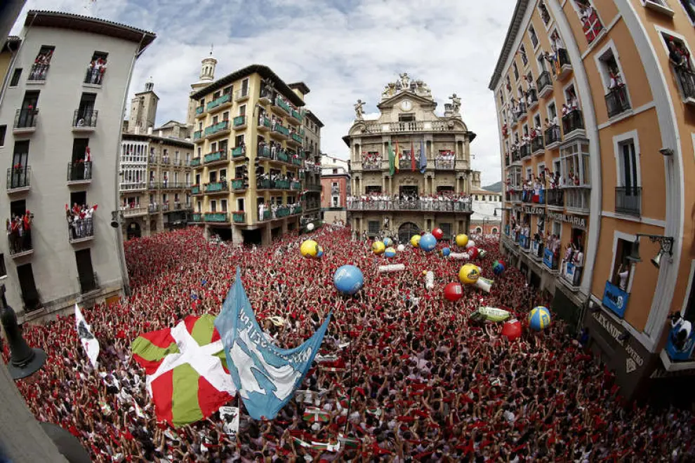 El tradicional chupinazo ha inaugurado este viernes las Fiestas de San Fermín en Pamplona
