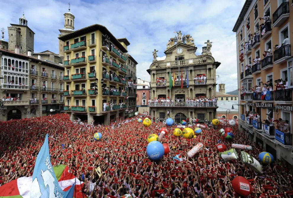 El tradicional chupinazo ha inaugurado este viernes las Fiestas de San Fermín en Pamplona
