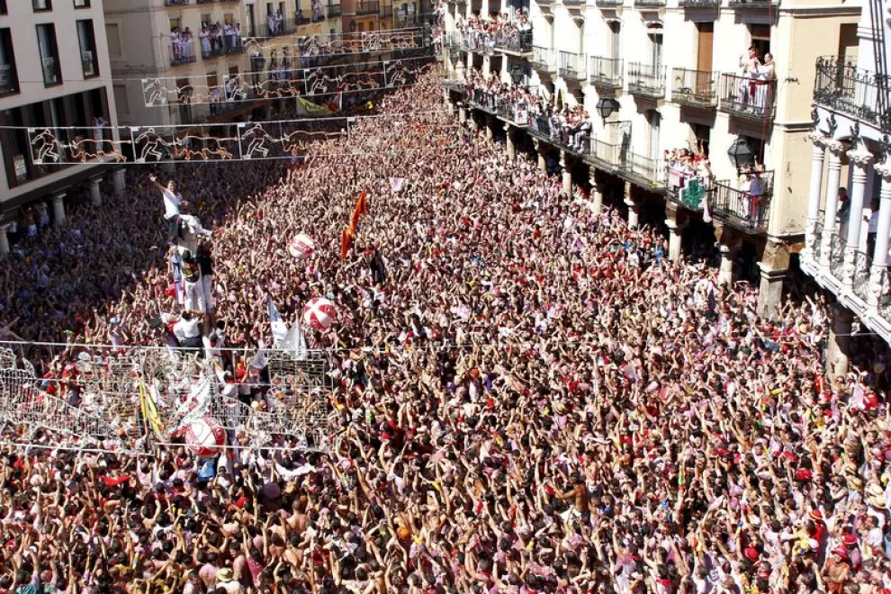 La colocación del pañuelo al Torico inaugura las fiestas de Teruel