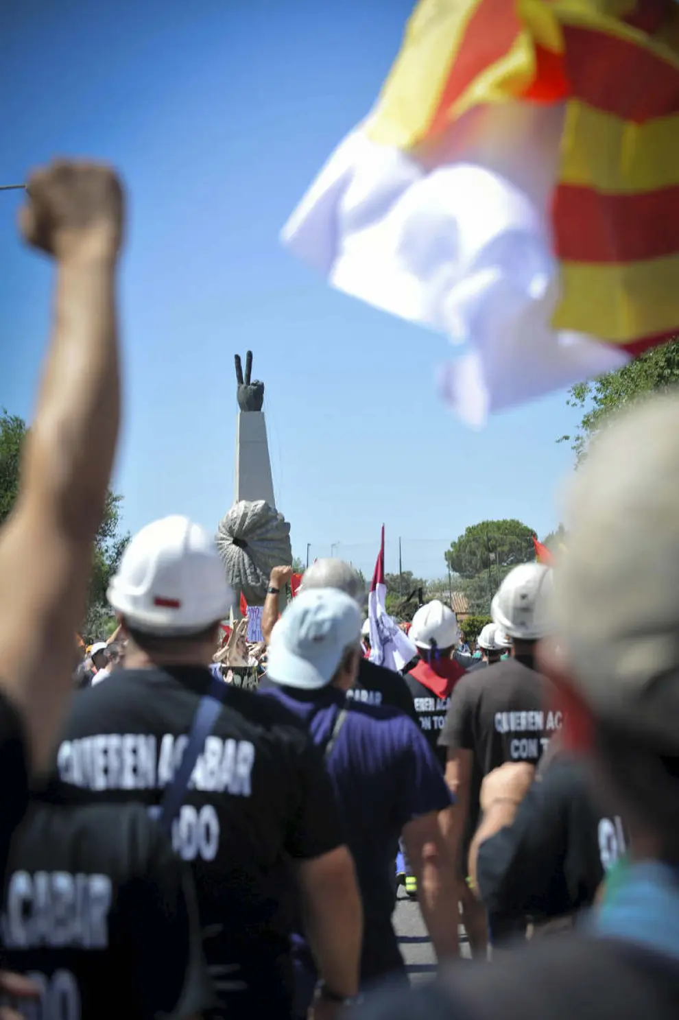 Cientos de ciudadanos han recibido a los mineros aragoneses en su llegada a Alcalá de Henares.