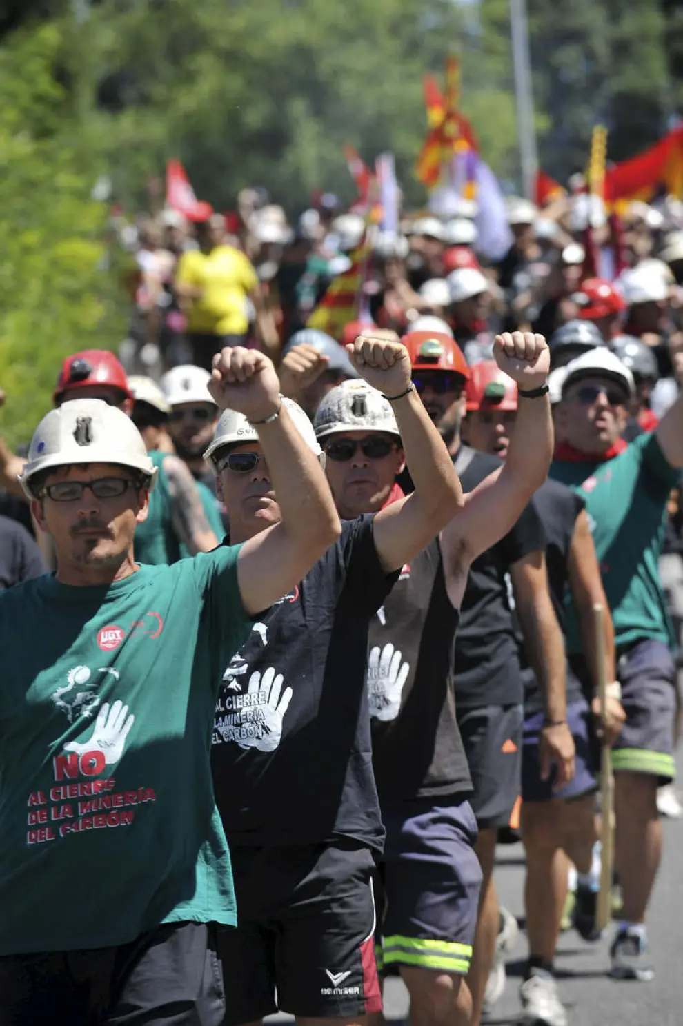 Cientos de ciudadanos han recibido a los mineros aragoneses en su llegada a Alcalá de Henares.